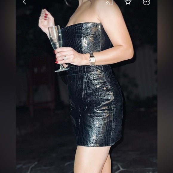 Stunning structured leather dress - Picture 2 of 5